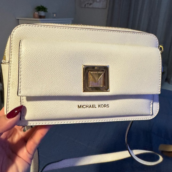 MK crossbody in excellent condition - Picture 1 of 5